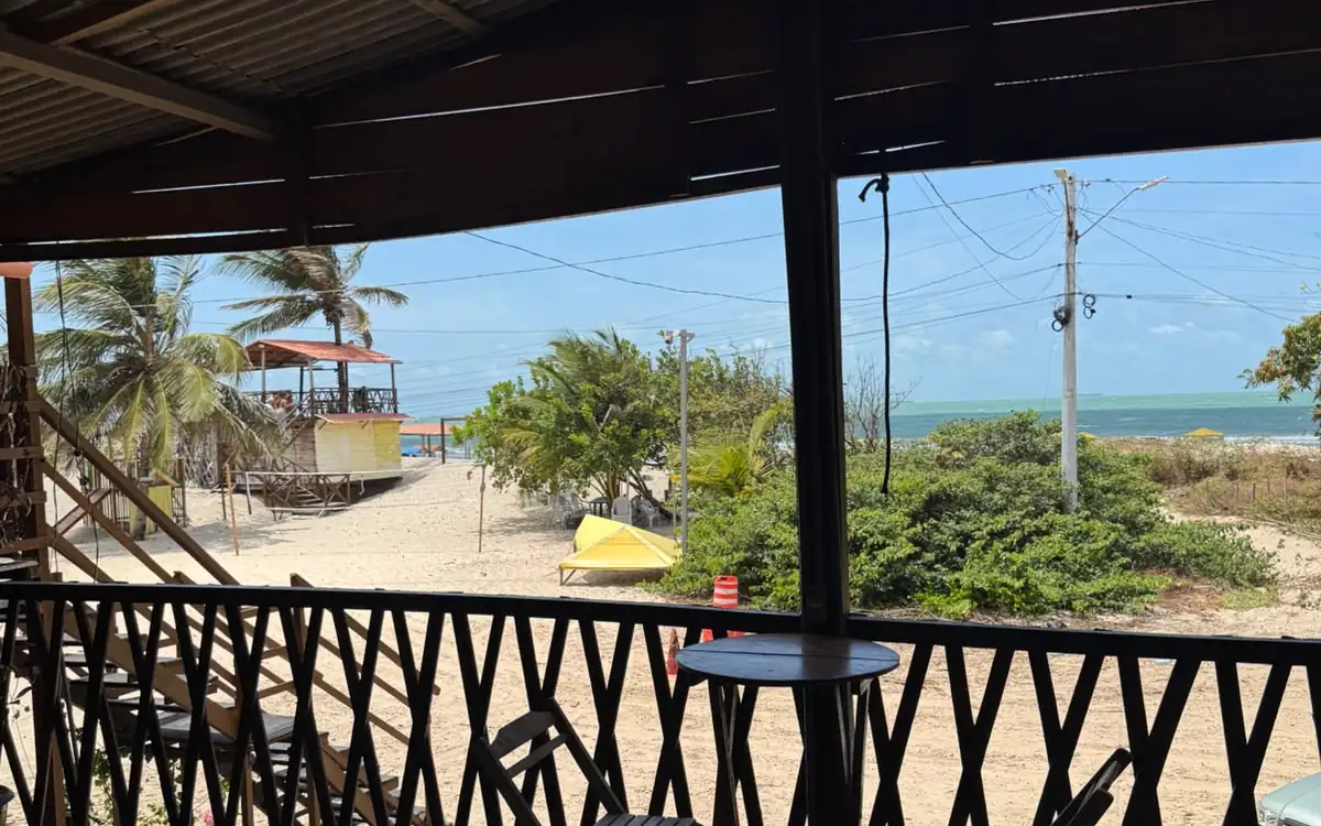 Varanda do chalé Maresia, com mesa e vista para o mar