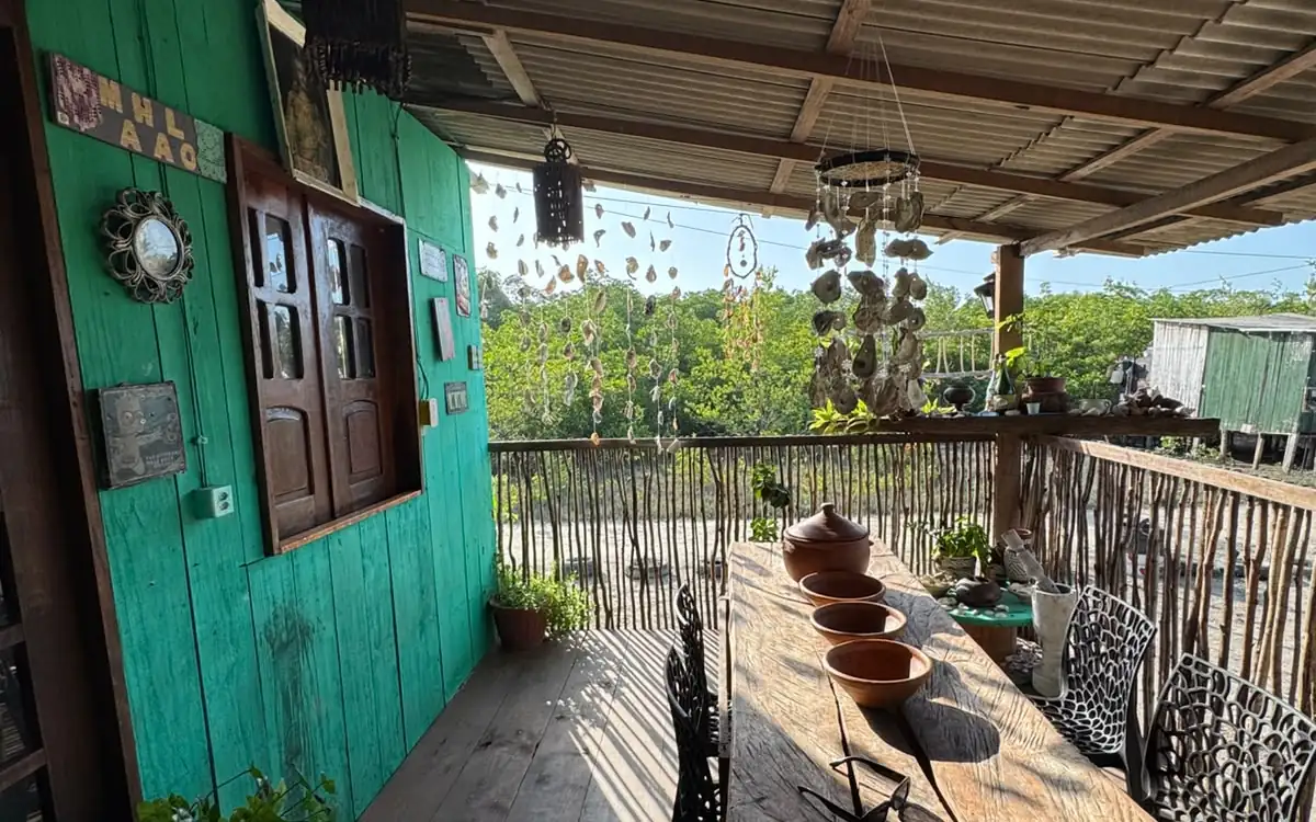 Varanda do Rancho Oliver, com a mesa grande de madeira