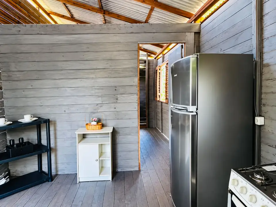 Cozinha do Lua de Sal, com geladeira e fogão