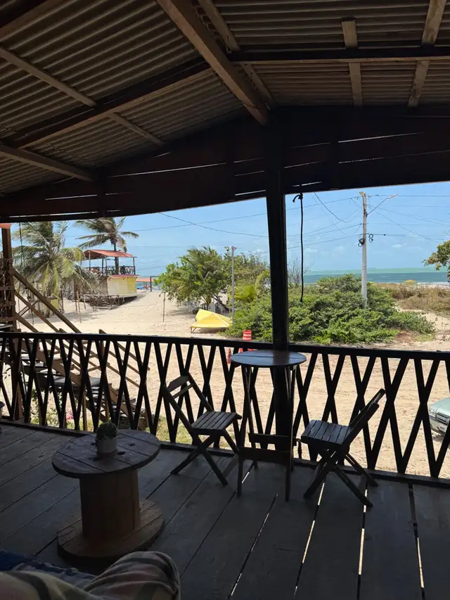 Varanda do Maresia, com mesa e vista para o mar