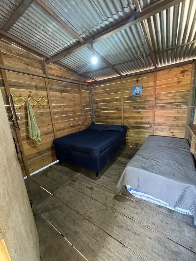 Outro quarto do Maresia, com duas camas