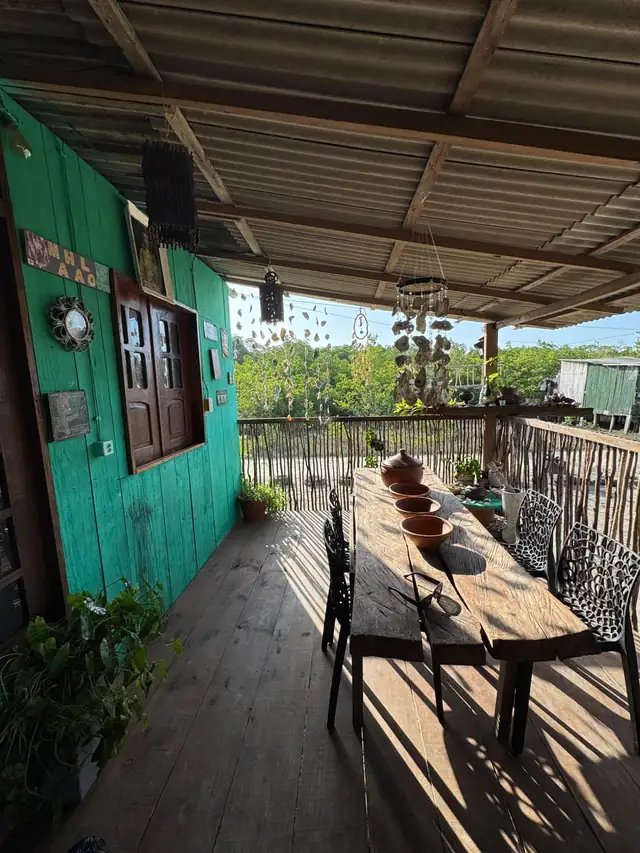 Varanda do Rancho Oliver, com a mesa grande de madeira