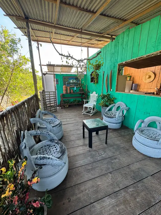 Área de lazer do Rancho Oliver, com poltronas