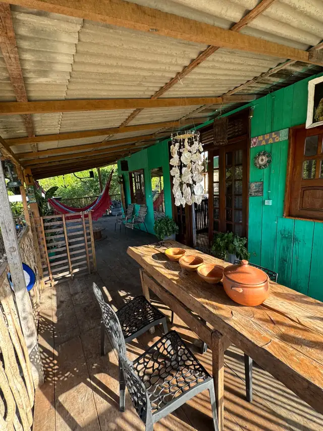 Varanda do Rancho Oliver, com rede e mesa