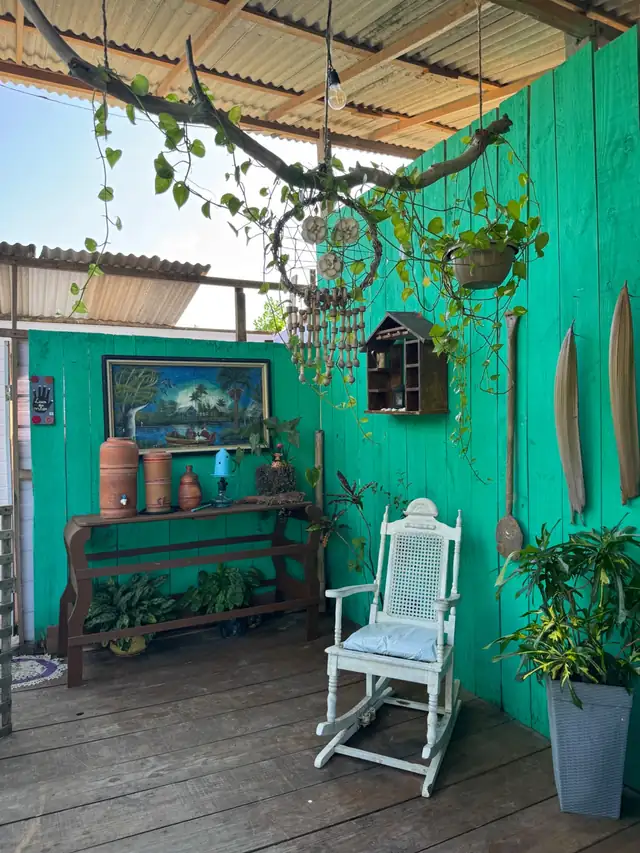 Canto do Rancho Oliver, com cadeira de balanço e plantas