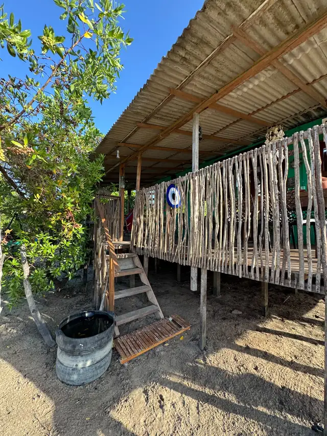 Rancho Oliver por fora, na areia