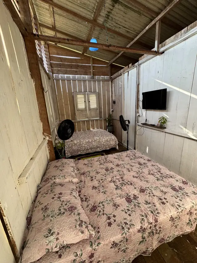Quarto do Rancho Oliver com cama de casal e cama de solteiro