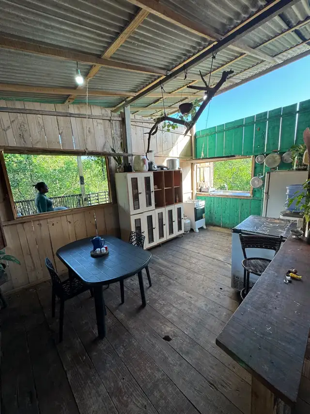 Cozinha e mesa do Rancho Oliver