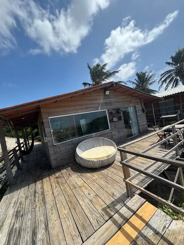 Pé na Areia por fora, com o deck e os coqueiros