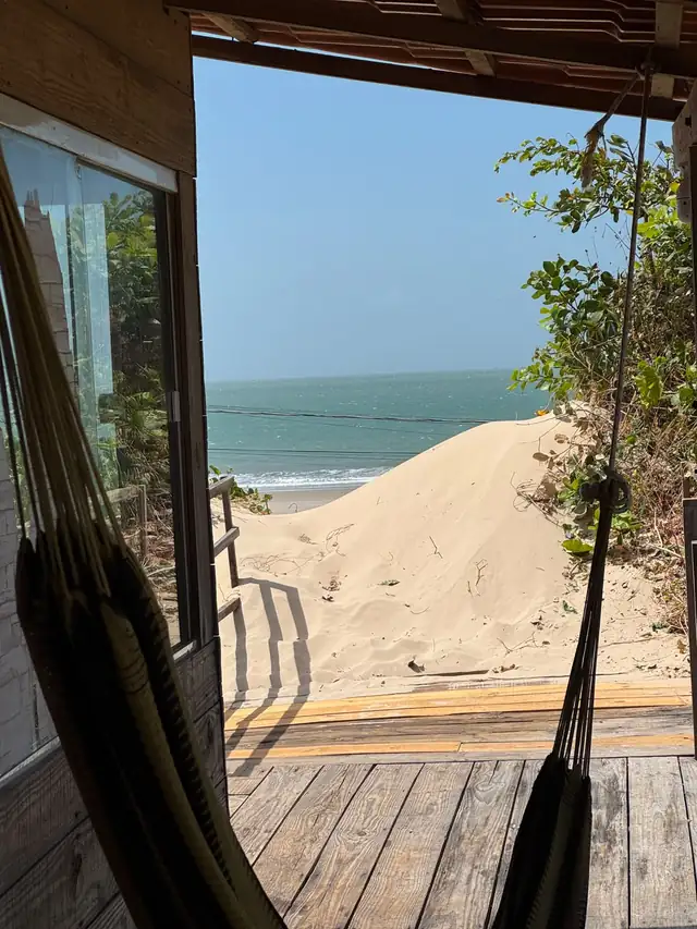 Rede na varanda do Pé na Areia, de frente para a duna e o mar