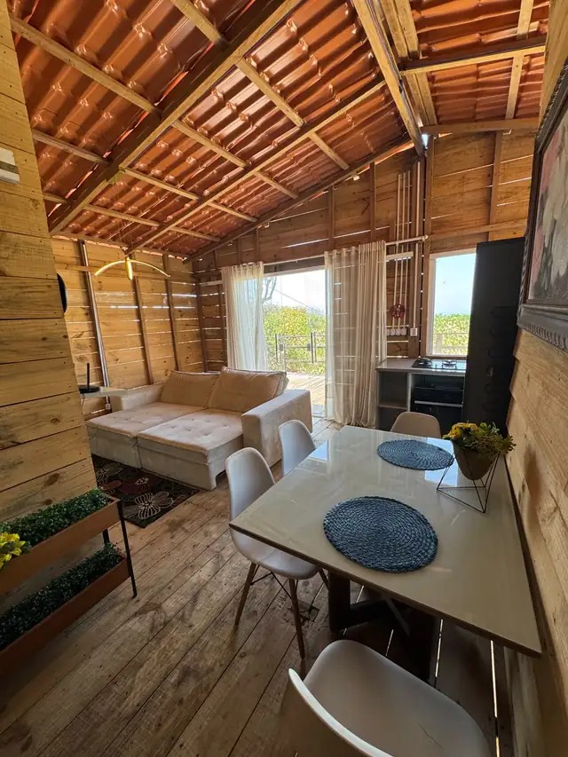 Sala do Pé na Areia, com sofá e mesa de jantar