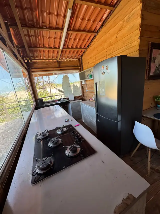 Cozinha equipada do Pé na Areia, com fogão e geladeira