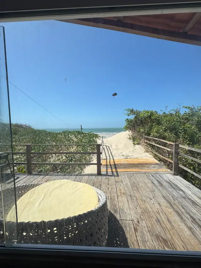 Deck do Pé na Areia com o caminho até a praia
